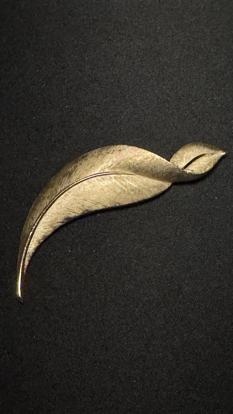 Vintage Crown Trifari Gold Tone Leaf Brooch